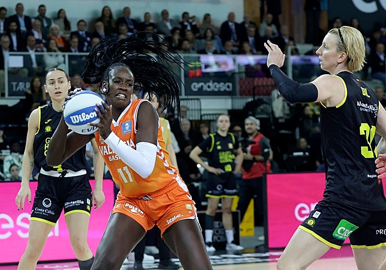 Awa Fam cobrará una cantidad similar al salario neto total de la plantilla del Valencia Basket