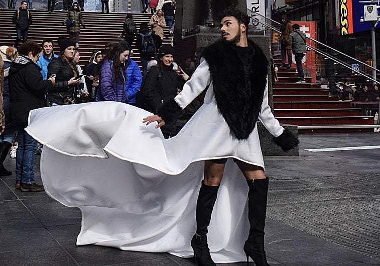 El diseñador uruguayo afincado en Valencia que iba para notario y ahora organiza «fiestas para gente que no ha sido invitada»