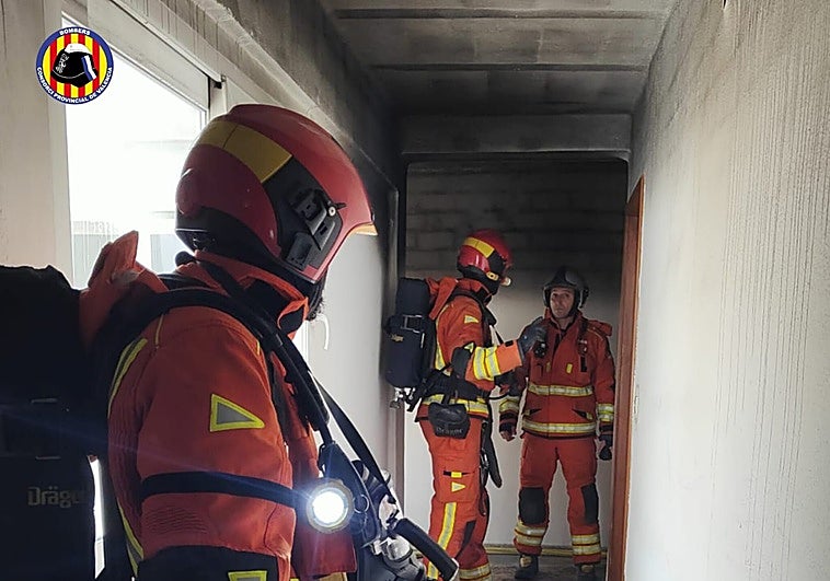Tres intoxicados al inhalar humo en un incendio en un edificio de Mislata