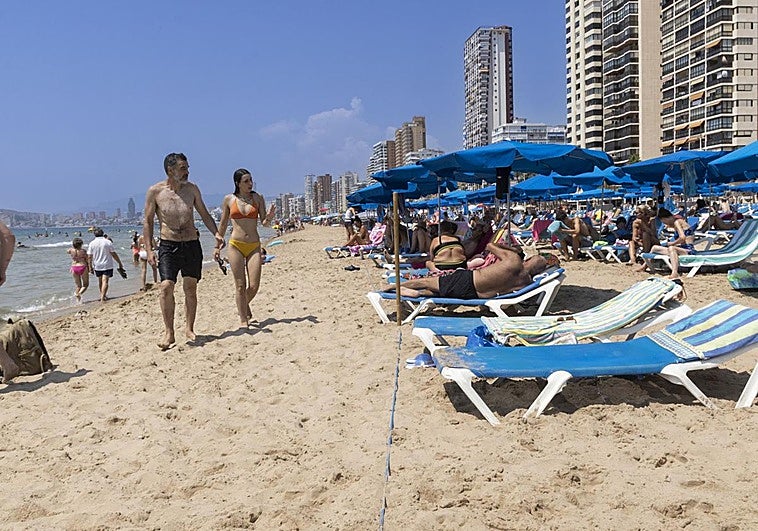 La alerta de la Policía Local de Benidorm por una práctica habitual en la playa: «Comienza el calorcito...»