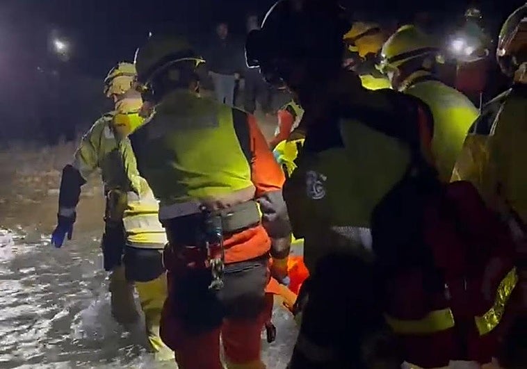 Rescatan a un septuagenario tras caerse y clavarse una hoz en el abdomen en Sot de Chera