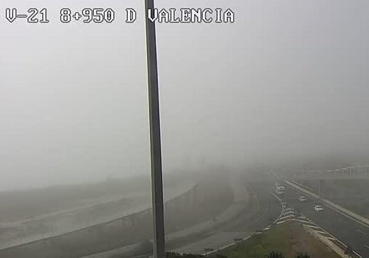 Un banco de niebla cubre la costa de Valencia y complica la visibilidad al volante
