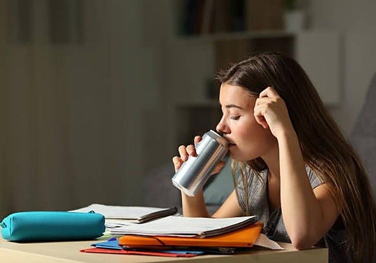 El exorbitante consumo de bebidas energéticas entre los jóvenes