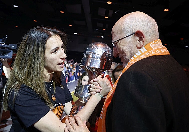 El Valencia Basket muestra la Copa de la Reina a su afición ante el Baxi Ferrol