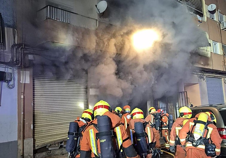 Evacúan una finca por el incendio de un taller de motos en Quart de Poblet