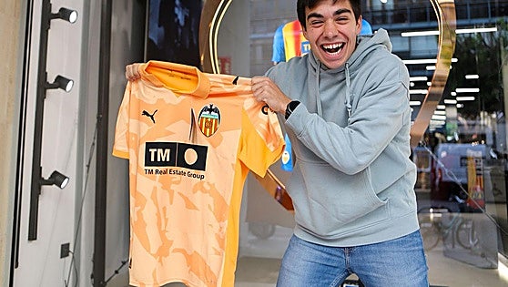 Largas colas para comprar la camiseta retro del Valencia CF