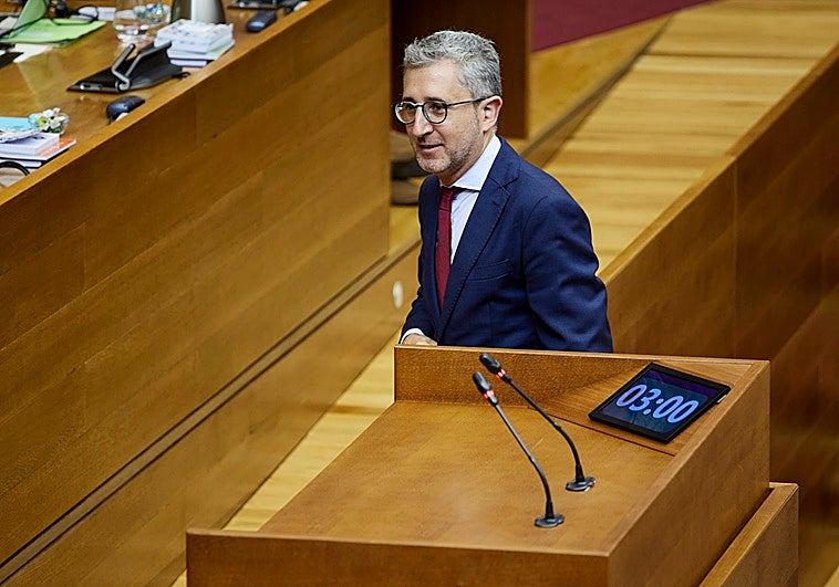 El banquillo de Arcadi España calienta la banda