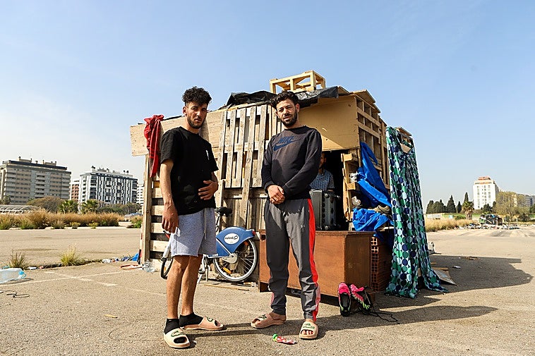 Chabolas con placas solares y lavadora a pedales