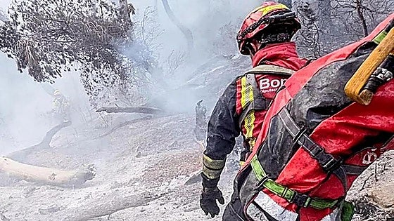 El incendio forestal del Maigmó queda controlado tras arrasar una decena de hectáreas