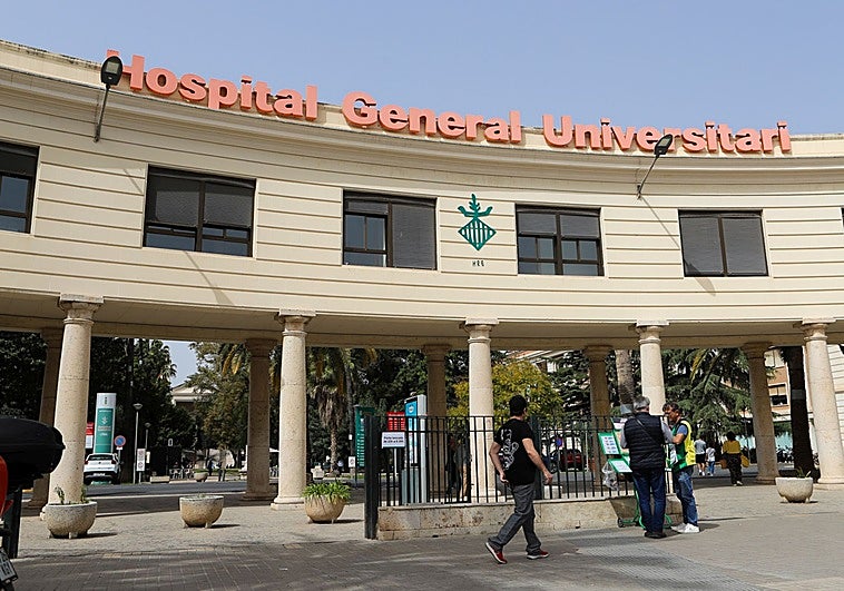 Alerta en el hospital General por la reacción de un producto tóxico que deja dos sanitarios de baja