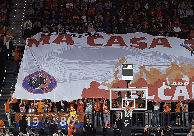 Ergin Ataman pasa del «el Valencia Basket ganaría a los Lakers» al mayor raje de un entrenador al Roig Arena