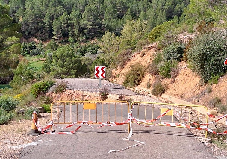 La principal vía de evacuación desde la nuclear de Cofrentes a Cortes de Pallás, cerrada hace un mes