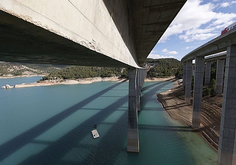 El embalse de Contreras sigue sin fecha para recuperar su aforo casi siete años después de reducirlo a la mitad