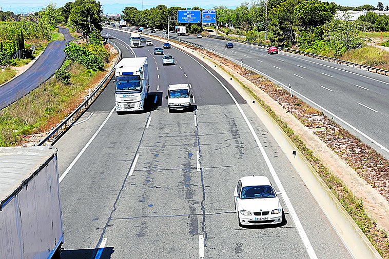 La AP-7 se llena de boquetes, baches y asfalto mal conservado a los seis años de la liberalización