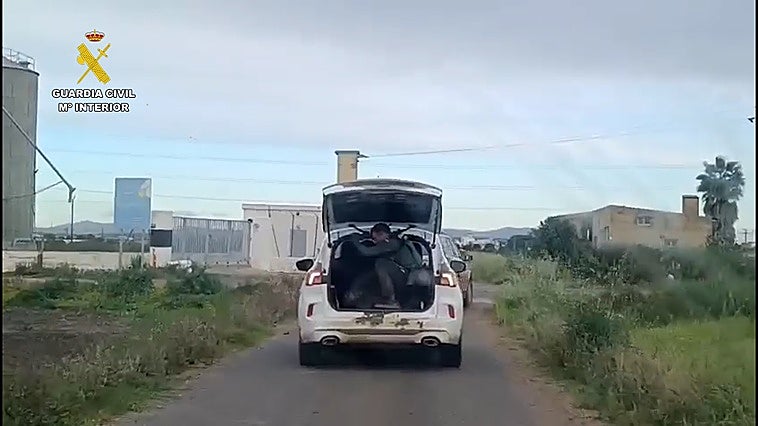 La Guardia Civil salva la vida a un hombre que quedó sumergido en el lodo de una acequia en Catarroja