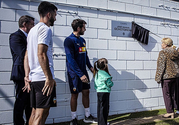 Ochotorena, homenajeado por el Valencia CF en el «Día Internacional del Portero»