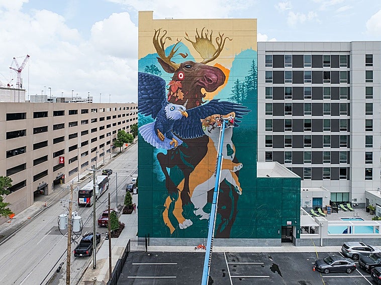 De crear la falla del Ayuntamiento de Valencia a pintar en Houston un mural para el Mundial de Fútbol