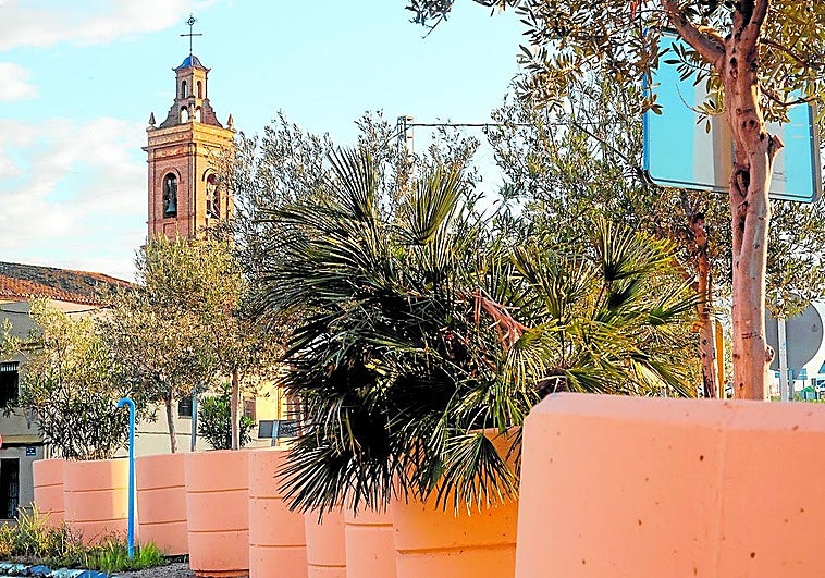 Los maceteros de Grezzi, de la plaza del Ayuntamiento a una entrada por la V-30