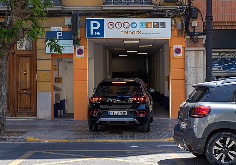 La falta endémica de aparcamiento ya deja lista de espera en los parkings de Valencia