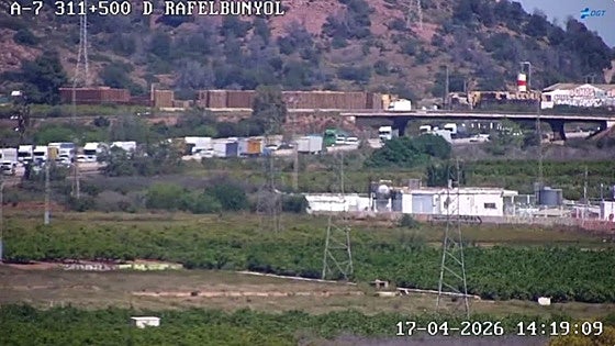 El incendio de un camión provoca atascos kilométricos en el bypass a la altura de Museros