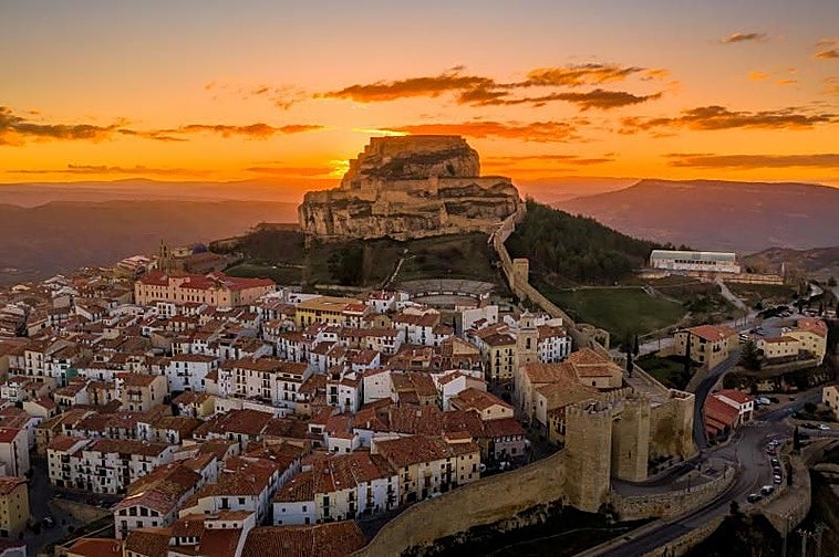 El pueblo del interior de la Comunitat premiado como el mejor del mundo: dos kilómetros de muralla y una joya de castillo
