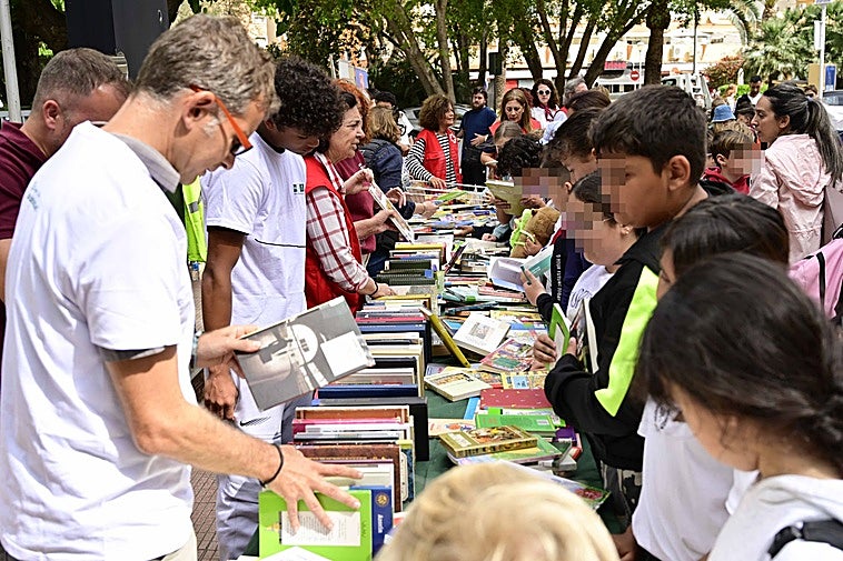 UNED Dénia fomenta lectura y solidaridad con una nueva edición de «1 libro x 1 kilo»