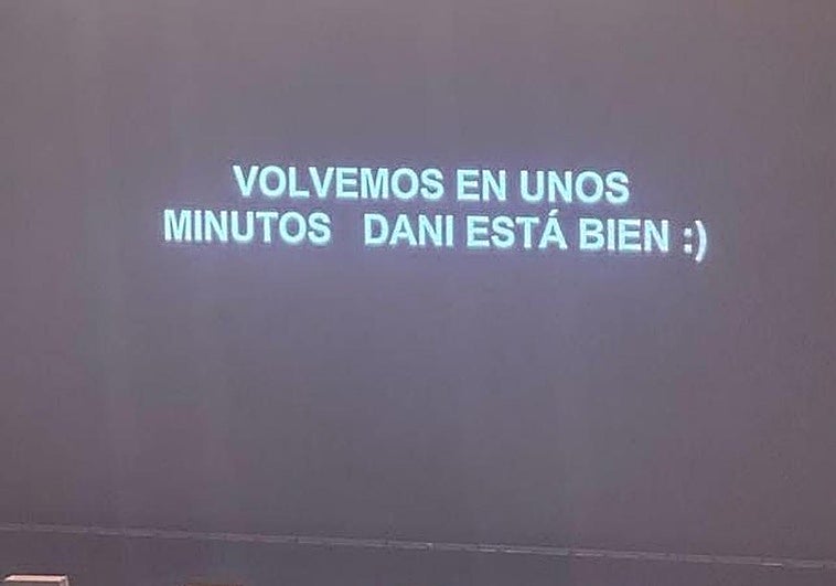 Dani Fernández suspende durante unos minutos su concierto en el Roig Arena tras sufrir una caída