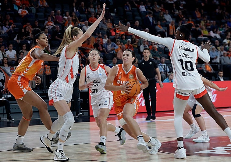 Condenadas por otro colapso ofensivo en el último cuarto