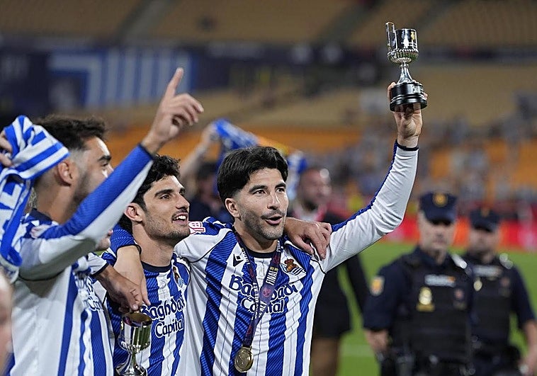 Carlos Soler celebra la Copa entre lágrimas y con la senyera al cuello