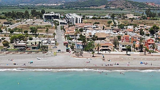 La playa de Almenara con bandera azul, un sendero olvidado y cantos rodados