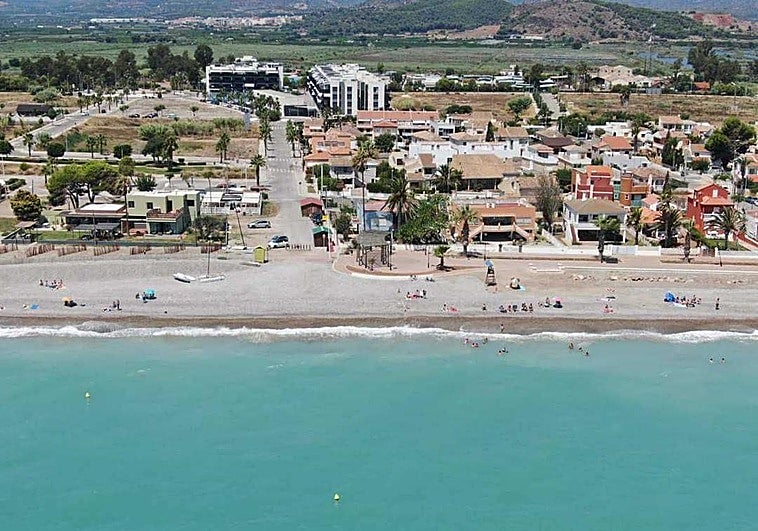 La playa de Almenara con bandera azul con un sendero costero y cantos rodados