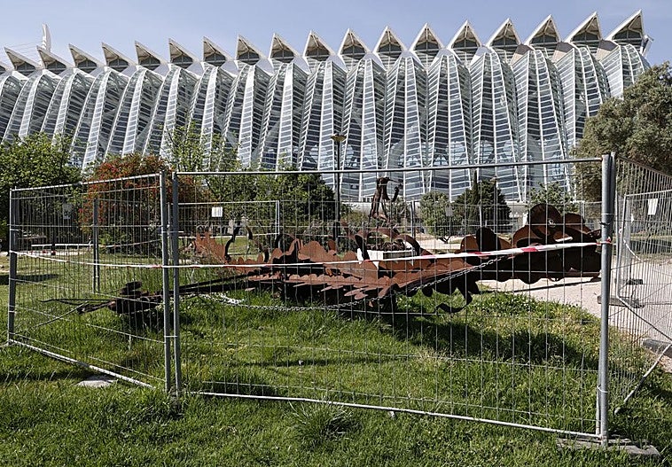 Nadie levanta la escultura de 14 metros que tumbó el viento en Valencia