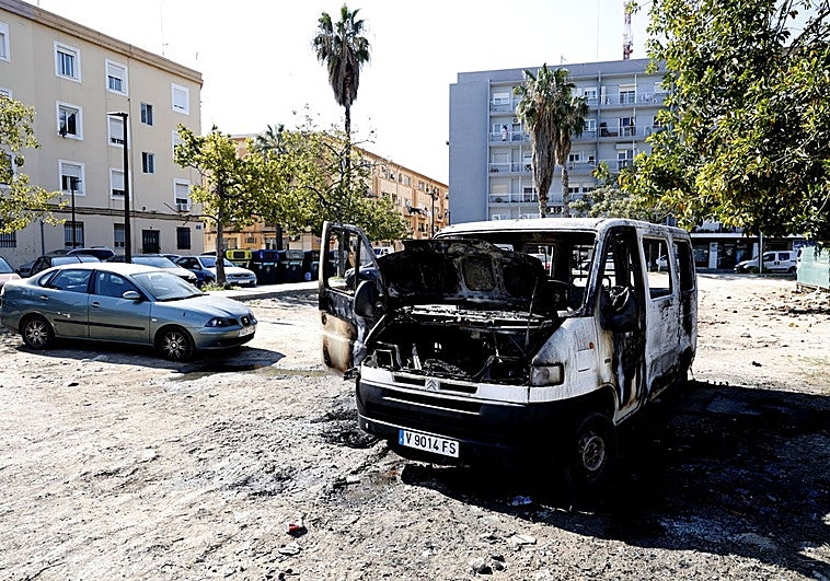 Los vecinos de la Malvarrosa urgen a desatascar el prometido plan para las Casitas Rosa
