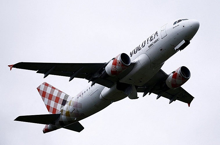 Volotea confirma un recargo por el combustible en sus billetes de avión ya comprados y FACUA exige investigarlo