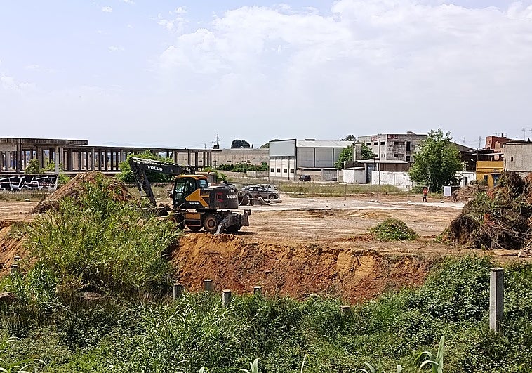 Comienzan a contrarreloj las obras en el puente de Alzira para ampliar el barranco de la Casella