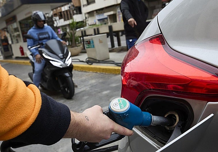 El precio de la gasolina da otro giro radical: cuánto cuesta llenar el depósito desde hoy