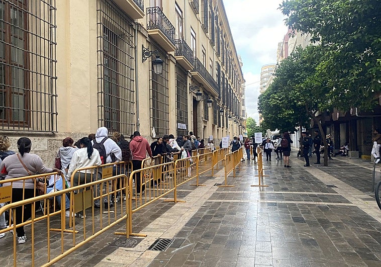 El Ayuntamiento de Valencia, obligado a desviar 2 millones del presupuesto ante las colas de inmigrantes por la regularización del padrón