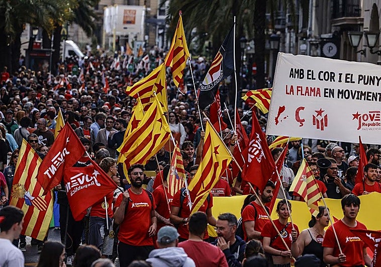 La manifestación por el 25 d'abril suma las diferentes luchas en la Comunitat Valenciana
