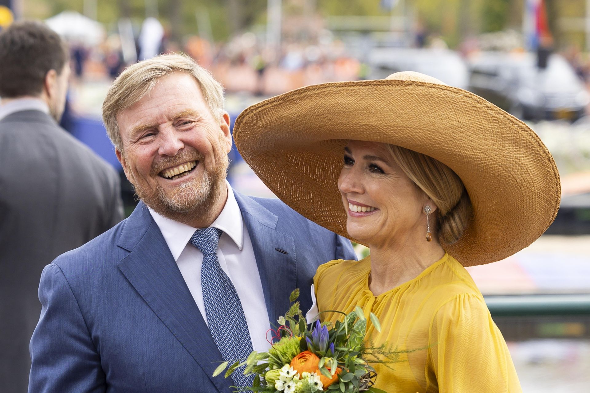 Máxima de Holanda redefine la elegancia con un look amarillo y transparencias