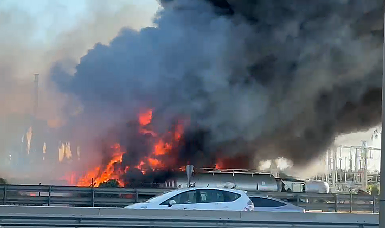El incendio de un camión junto a una gasolinera de la A-3 en Mislata desata una gran columna de humo visible en toda Valencia