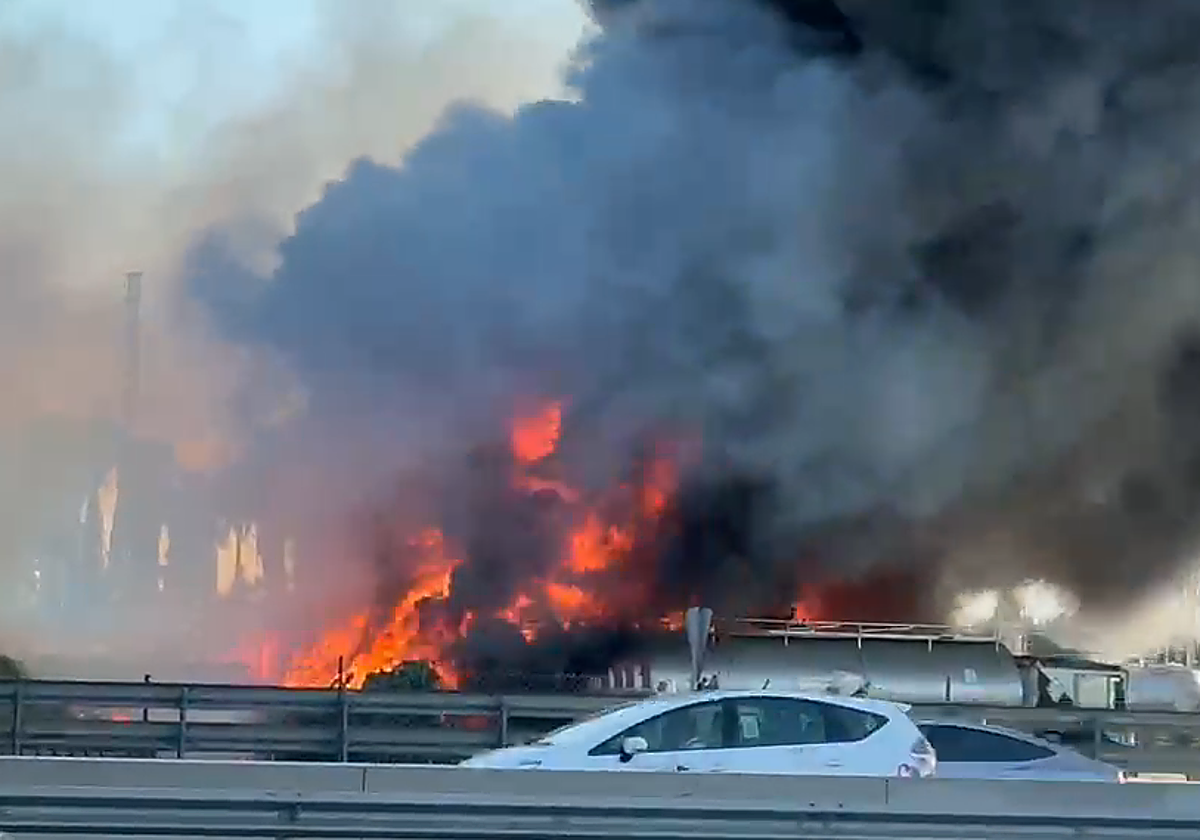El incendio de un camión junto a una gasolinera de la A-3 en Mislata ...