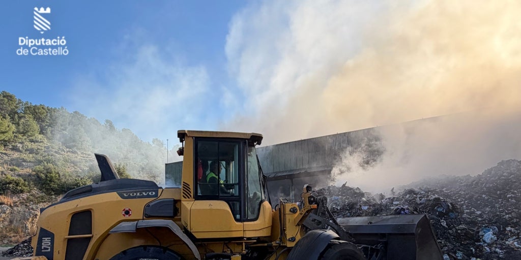 Extinguido el incendio en un desguace de coches y una empresa de palets en Onda