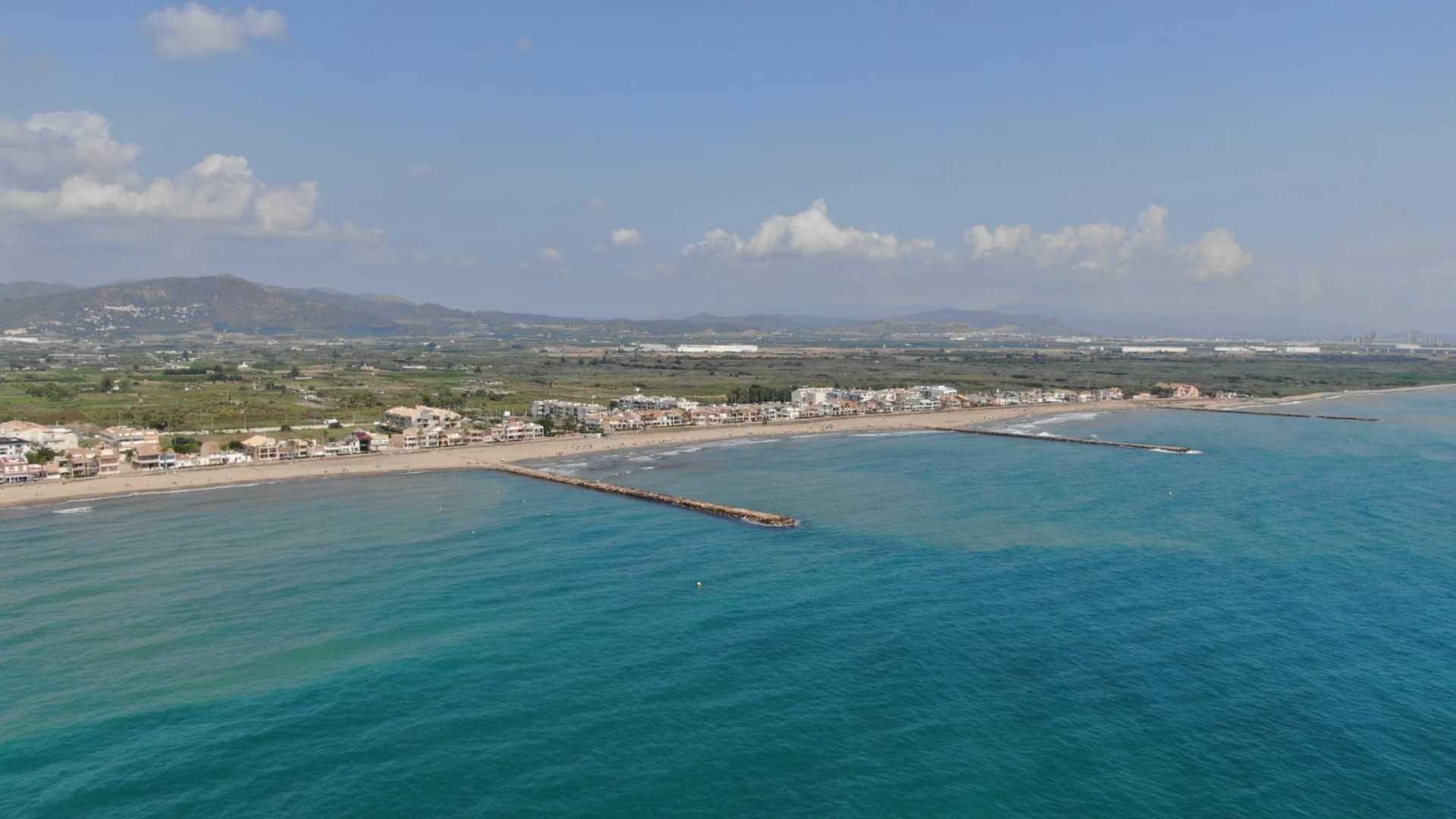 La playa de 2 kilómetros con casas a pie de arena que defiende su bandera azul