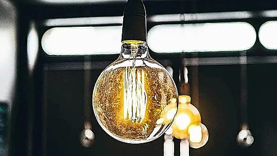 El precio de la luz baja este jueves 30 y deja varios tramos a 0 euros: las horas más caras y más baratas