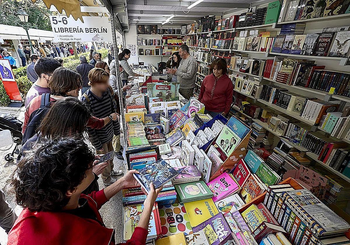 Quién firma en la Feria del Libro de Valencia 2026: horarios y escritores de este jueves 30 de abril