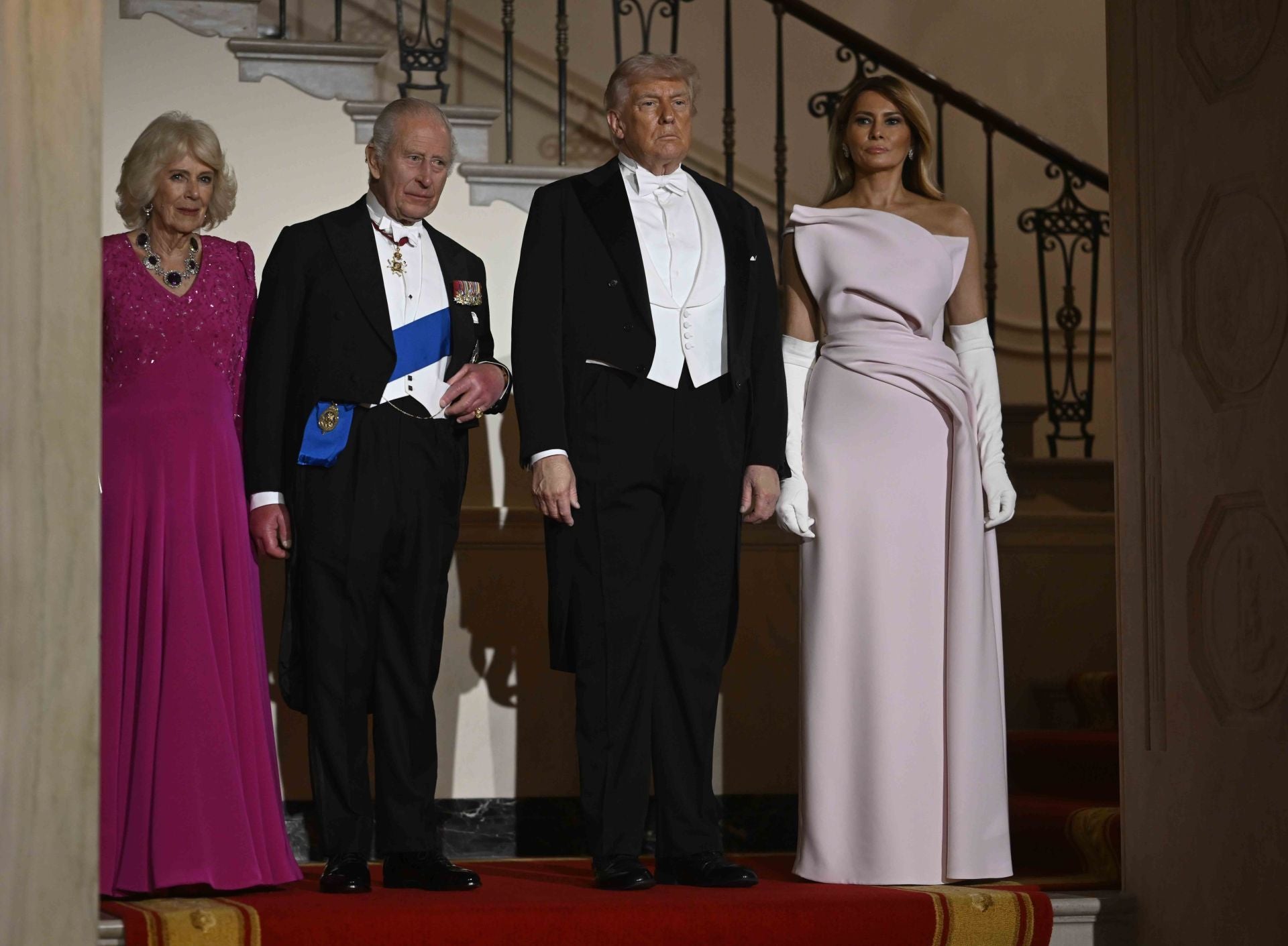 El último desplante público de Melania a Trump: ella le quita la mano y el momento se vuelve viral