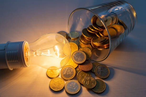 El precio de la luz cae a 57,87 euros/MWh este viernes con horas negativas por la tarde — image 1
