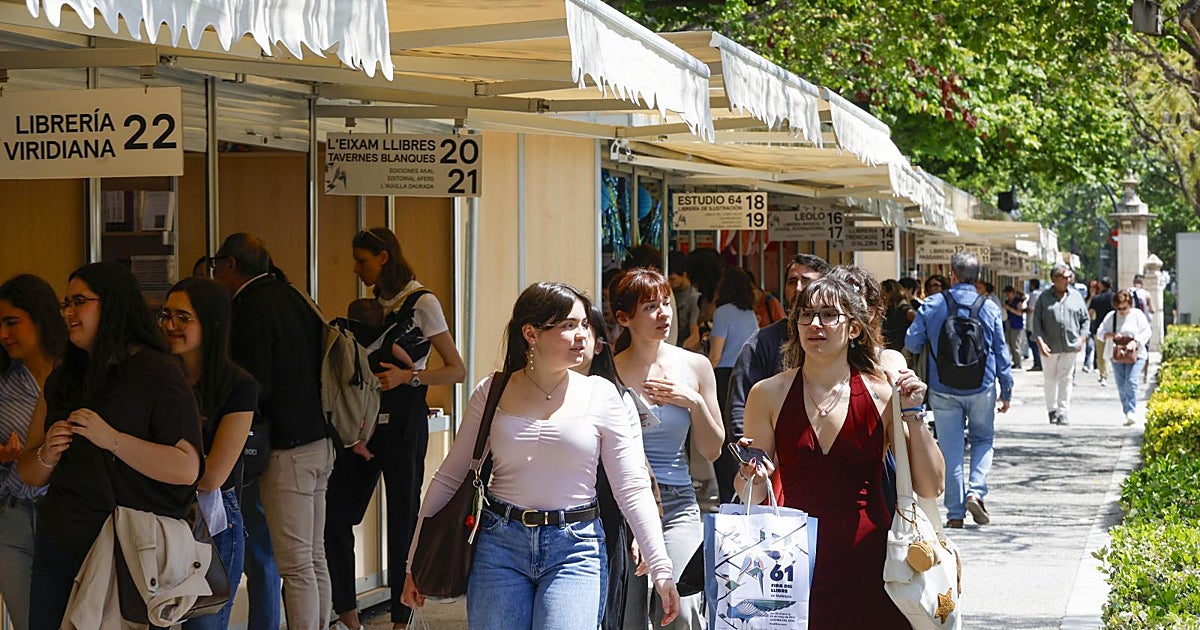 Colas en la Fira del Llibre de Valencia para conseguir una firma pese a la lluvia