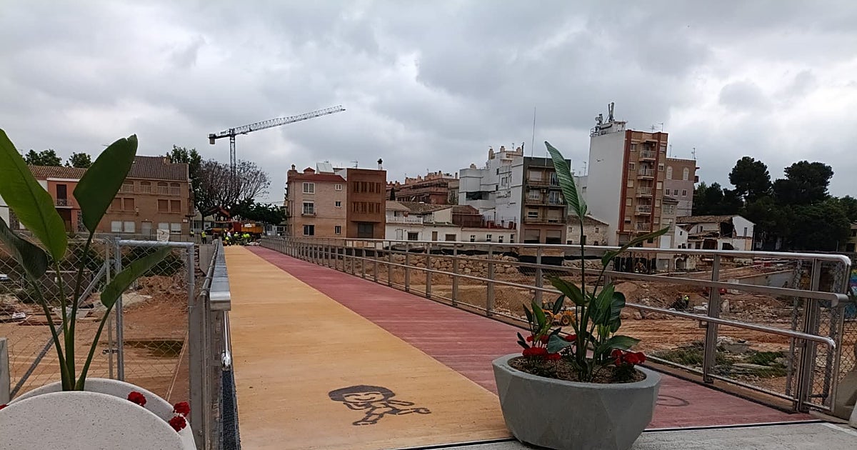 Picanya ya puede pisar la primera pasarela reconstruida tras la dana