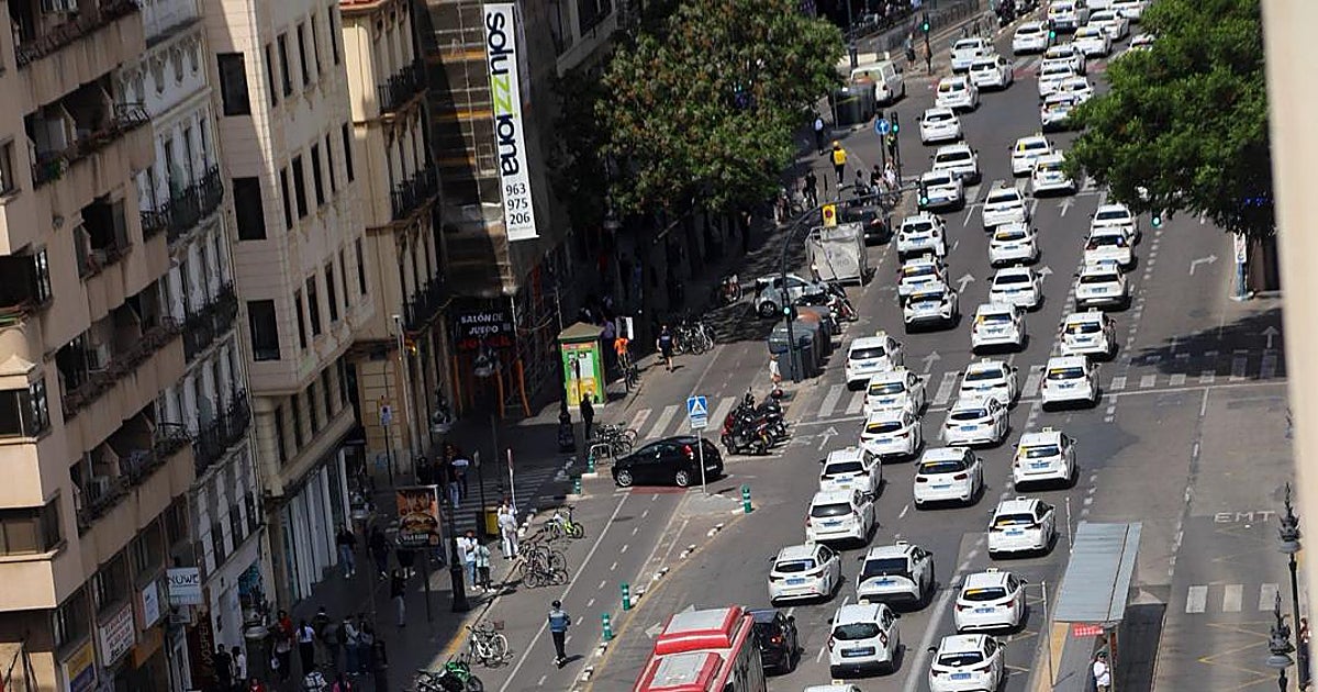 La protesta del taxi atasca el centro de Valencia para que el Consell regule los VTC